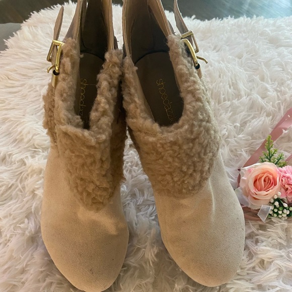 Shoedazzle cream booties with fur lining, heel zippers, and 5 inch heels, size 8 - Picture 3 of 4